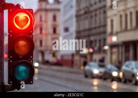 Eine Stadtkreuzung mit Semaphore, Ampel mit roter Herzform in Semaphore, Valentinstag-Konzept Stockfoto