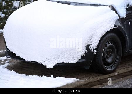 Leipzig, Deutschland. Januar 2021. Ein Pkw im Stadtteil Leipzig ist mit Winterreifen ausgestattet. Bei Schnee, Eis und rutschigen Bedingungen auf Winterstraßen haben Winterreifen bessere Laufeigenschaften. Quelle: Volkmar Heinz/dpa-Zentralbild/ZB/dpa/Alamy Live News Stockfoto