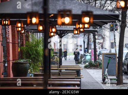 Berlin, Deutschland. Januar 2021. Leere Tische stehen vor einem Restaurant. Bundes- und Landesregierungen werden am 19. Januar 2021 über strengere Corona-Maßnahmen diskutieren. Quelle: Kira Hofmann/dpa-Zentralbild/dpa/Alamy Live News Stockfoto