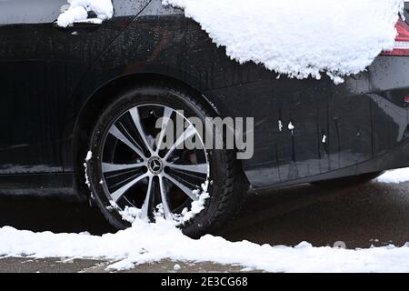 Leipzig, Deutschland. Januar 2021. Ein Pkw im Stadtteil Leipzig ist mit Winterreifen ausgestattet. Bei Schnee, Eis und rutschigen Bedingungen auf Winterstraßen haben Winterreifen bessere Laufeigenschaften. Quelle: Volkmar Heinz/dpa-Zentralbild/ZB/dpa/Alamy Live News Stockfoto