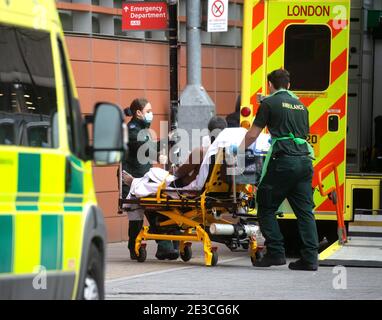 London, Großbritannien. Januar 2021. Patienten, die im Royal London Hospital ankommen. Der NHS ist unter starkem Stress mit der Covid-Pandemie und der üblichen zusätzlichen Arbeitsbelastung während der Wintermonate. Kredit: Mark Thomas/Alamy Live Nachrichten Stockfoto