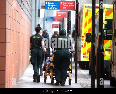 London, Großbritannien. Januar 2021. Patienten, die im Royal London Hospital ankommen. Der NHS ist unter starkem Stress mit der Covid-Pandemie und der üblichen zusätzlichen Arbeitsbelastung während der Wintermonate. Kredit: Mark Thomas/Alamy Live Nachrichten Stockfoto