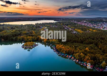Tata, Ungarn - Luftdrohnenblick von hoch über dem schönen Derito-See (Derito-to) im Oktober mit kleiner Fischerinsel. Old Lake (Oreg-to), düstes Stockfoto