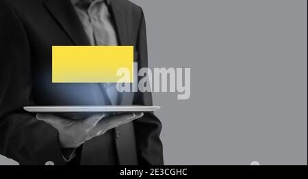 Tablet-on-Screen Collage Illuminating und Ultimate grau Pantone Farbe Des Jahres 2021 Stockfoto