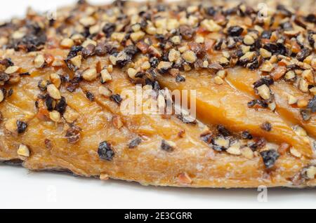 Heiße geräucherte schottische Makrelenfilets mit gerissenen schwarzen Pfefferkörnern, köstlicher Fisch Stockfoto