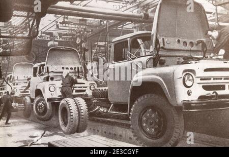 Die Montagelinie der ZIL-130-Lkw im Jahr 1965. Stockfoto