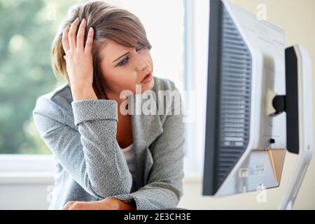 Gestresste Frau bei der Arbeit Stockfoto