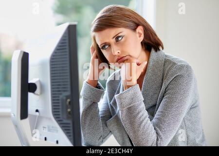 Gestresste Frau bei der Arbeit Stockfoto