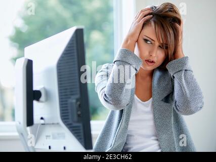 Gestresste Frau bei der Arbeit Stockfoto