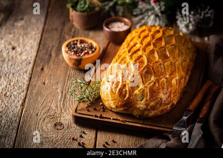 Perfekte hausgemachte saftige Rindfleisch Wellington, Filet Gericht auf rustikalen Holztisch Stockfoto