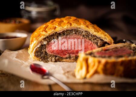 Perfekte hausgemachte saftige Rindfleisch Wellington, Filet Gericht auf rustikalen Holztisch Stockfoto