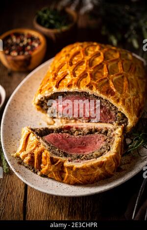 Perfekte hausgemachte saftige Rindfleisch Wellington, Filet Gericht auf rustikalen Holztisch Stockfoto