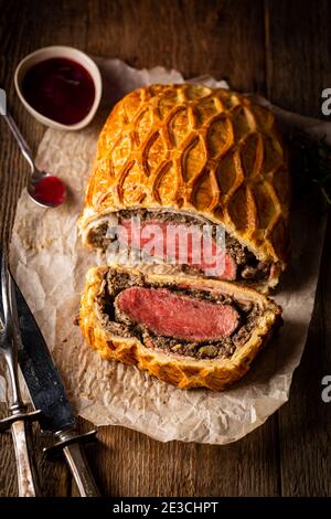 Perfekte hausgemachte saftige Rindfleisch Wellington, Filet Gericht auf rustikalen Holztisch Stockfoto