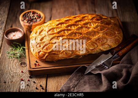 Perfekte hausgemachte saftige Rindfleisch Wellington, Filet Gericht auf rustikalen Holztisch Stockfoto