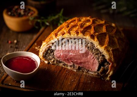 Perfekte hausgemachte saftige Rindfleisch Wellington, Filet Gericht auf rustikalen Holztisch Stockfoto