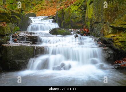 Herbst bei Lumsdale Falls im Peak District Stockfoto