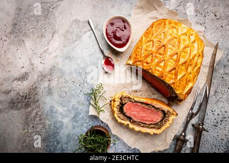 Perfekte hausgemachte saftige Rindfleisch Wellington, Filet Gericht, Draufsicht Stockfoto