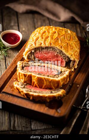 Perfekte hausgemachte saftige Rindfleisch Wellington, Filet Gericht auf rustikalen Holztisch Stockfoto