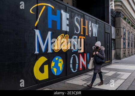 London, Großbritannien. Januar 2021. Die Show muss auf dem Schild vor dem Wicked Theatre, in Victoria, während der dritten Coronavirus-Sperre gehen. Alle Theater bleiben geschlossen, ohne Aussicht auf eine Wiedereröffnung in einer finanziell tragfähigen Weise für die vorhersehbare Zukunft. Kredit: Guy Bell/Alamy Live Nachrichten Stockfoto