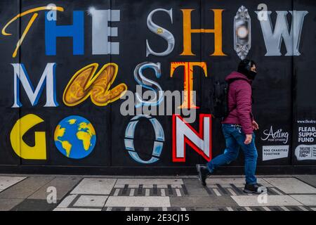 London, Großbritannien. Januar 2021. Die Show muss auf dem Schild vor dem Wicked Theatre, in Victoria, während der dritten Coronavirus-Sperre gehen. Alle Theater bleiben geschlossen, ohne Aussicht auf eine Wiedereröffnung in einer finanziell tragfähigen Weise für die vorhersehbare Zukunft. Kredit: Guy Bell/Alamy Live Nachrichten Stockfoto