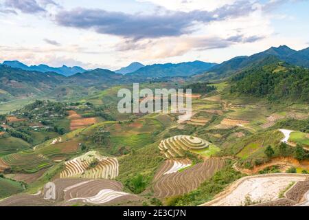 Ein schönes terrassenförmiges Grundstück im Tua Chua Bezirk, Provinz Dien Bien, Vietnam Stockfoto