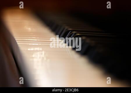 Die Tastatur eines Steinway M-Klaviers. Der Fokus liegt auf einigen Tasten im mittleren Frame. Stockfoto