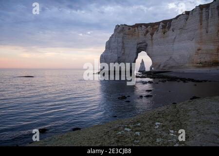 Die Klippen von Etretat (Nordfrankreich): Der ÒManneporteÓ-Meeresschornstein und der ÒAiguilleÓ-Felsen entlang der Küste von Òcote d'AlbatreÓ (Alabasterküste) Stockfoto