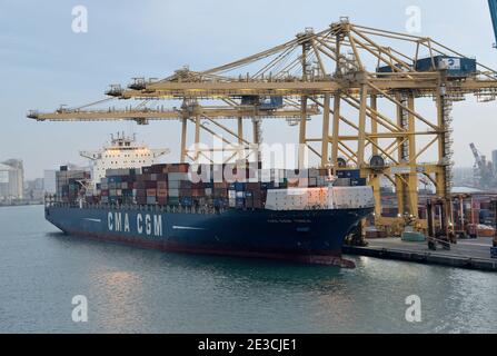 Containerschiff im Hafen von Barcelona, Spanien. CMA CGM Tosca Containerschiff und Hafenkrane Stockfoto