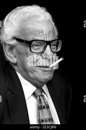 Barry Cryer mit Rauchen außerhalb der Oldie des Jahres ausgezeichnet, Simpsons, Strand, London 2. Februar 2016 Stockfoto