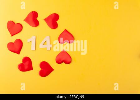 Rote Herzen im Kreis, goldene Zahlen 14 auf gelbem Hintergrund, Grußkarte februar valentinstag, Liebeshintergrund, Romantik, horizontal, Kopierraum Stockfoto