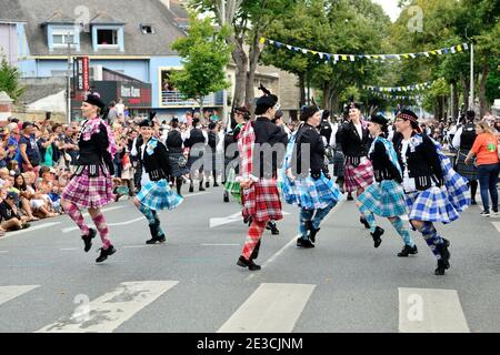 Celtic Nations Great Parade anlässlich des 49. Lorient Interceltic Festival am 4. August 2019: Traditioneller schottischer Tanz Stockfoto