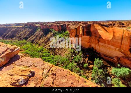 Panoramablick auf Watarrka National Park, Australien Outback Red Centre, Northern Territory. Rand des Kings Canyon mit hohen Mauern, rotem Sandstein und Stockfoto