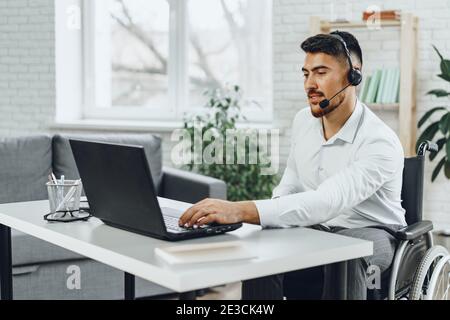 Behinderter junger Mann Geschäftsmann, der von zu Hause aus arbeitet Stockfoto