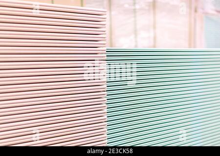 Palette mit Trockenwandplatten Gipskarton im Lagerhaus des Gebäudes. Stapeln von weißen Gipskartonplatten, Trockenbau oder Gipskarton. Gipskartonplatten Stockfoto