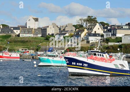 Le Conquet (Bretagne, Nordwestfrankreich): Fischerboote im Hafen und Häuser entlang der Uferpromenade Stockfoto