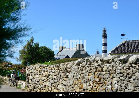 Ile d'Ouessant, Insel Ushant (vor den Küsten der Bretagne, im Nordwesten Frankreichs): Der Leuchtturm von Creac’h und eine Steinmauer