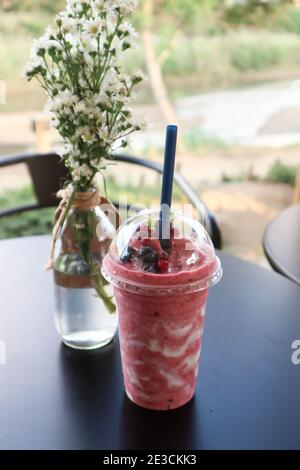 Erdbeerjoghurt Smoothie, gemischter Beerenmoothie oder Beerenjoghurt Smoothie Stockfoto