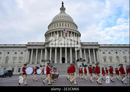 Washington, Usa. Januar 2021. Mitglieder der Old Guard Fife und des Drum Corps der US-Armee üben am Montag, den 18. Januar 2021 im US-Kapitol in Washington, DC, vor der Amtseinführung des designierten Präsidenten Joe Biden. Die Einweihung ist für Januar 20 geplant. Foto von David Tulis/UPI Credit: UPI/Alamy Live News Stockfoto