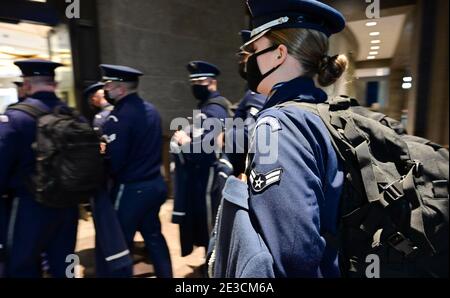 Washington, Usa. Januar 2021. Mitglieder der US Air Force-Band treffen sich, um vor der Amtseinführung des designierten Präsidenten Joe Biden am Montag, den 18. Januar 2021, im US-Kapitol in Washington, DC zu üben. Die Einweihung ist für Januar 20 geplant. Foto von David Tulis/UPI Credit: UPI/Alamy Live News Stockfoto