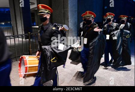 Washington, Usa. Januar 2021. Mitglieder der US Marine Corps-Band treffen sich, um vor der Amtseinführung des designierten Präsidenten Joe Biden am Montag, den 18. Januar 2021, im US-Kapitol in Washington, DC zu üben. Die Einweihung ist für Januar 20 geplant. Foto von David Tulis/UPI Credit: UPI/Alamy Live News Stockfoto