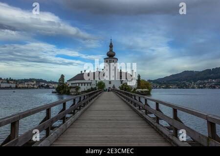 Gmunden, Österreich - 2. Oktober 2020. Sommerurlaubsort in Oberösterreich direkt am Traunsee und umgeben von hohen Bergen. Hauptseufz Stockfoto