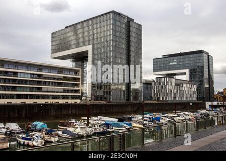 Kranhaus, Kranhauser in Köln, Deutschland am 13. Dezember 2021. Kranhaus (Plural Kranhauser) bezieht sich auf jedes der drei Gebäude mit Stockfoto