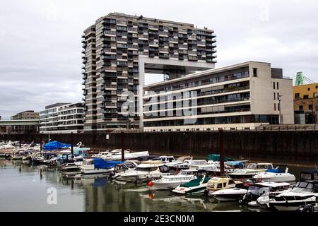 Kranhaus, Kranhauser in Köln, Deutschland am 13. Dezember 2021. Kranhaus (Plural Kranhauser) bezieht sich auf jedes der drei Gebäude mit Stockfoto