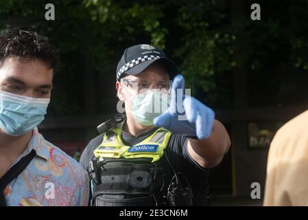 Melbourne, Victoria. 16. Januar 2021. Befreit die Refugees Block Party. Die Polizei bewegt Demonstranten von der Straße. Jay Kogler/Alamy Live News Stockfoto