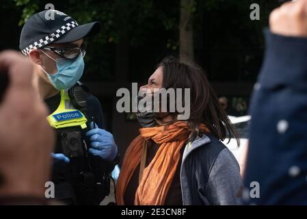 Melbourne, Victoria. 16. Januar 2021. Befreit die Refugees Block Party. Ein Protestler, der mit der Polizeipräsenz unzufrieden war. Jay Kogler/Alamy Live News Stockfoto