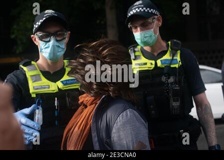 Melbourne, Victoria. 16. Januar 2021. Befreit die Refugees Block Party. Ein Protestler, der mit der Polizeipräsenz unzufrieden war. Jay Kogler/Alamy Live News Stockfoto