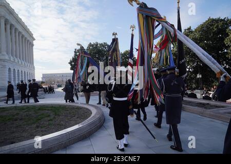 Mitglieder des militärischen Leiters im US-Kapitol in Washington, DC, wurden am Montag, den 18. Januar 2021 nach einer Generalprobe für die 59. Eröffnungszeremonie aufgrund einer Bedrohung evakuiert.Quelle: Greg Nash/Pool via CNP Stockfoto