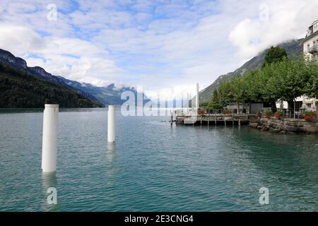 Majestätischer Blick auf die Alpen und den großen Vierwaldstättersee in der Schweiz, wie man von Brunnen aus sehen kann. Vierwaldstattersee, See der vier Waldkantone. Stockfoto