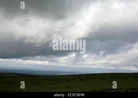 Sommersturm über Manchester aus der Nähe von Bowstonegate Lyme gesehen Handley Lyme Park Disley Cheshire England Stockfoto