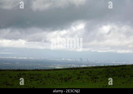 Sommersturm über Manchester aus der Nähe von Bowstonegate Lyme gesehen Handley Lyme Park Disley Cheshire England Stockfoto